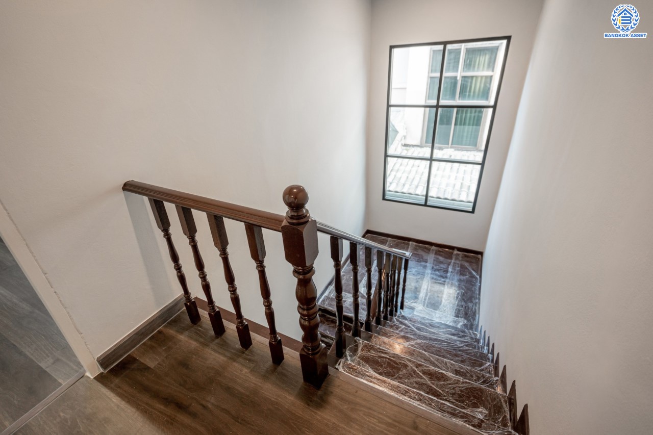 บ้านมือสองตกแต่งใหม่ ม.ปฐวีกาญจน์ ประชาชื่น-แจ้งวัฒนะ ทำเลโซนเมือง ดีไซน์สุด Classic เนื้อที่ 50 ตร.ว. ฟังก์ชัน 3 ห้องนอน 4 ห้องน้ำ ใกล้เซ็นทรัลแจ้งวัฒนะ สนามบินดอนเมือง เดินทางสู่ใจกลางเมืองได้อย่างรวดเร็วด้วย ทางด่วน"บางปะอิน-ปากเกร็ด" และรถไฟฟ้าสายสีชมพู "สถานีศรีรัช"